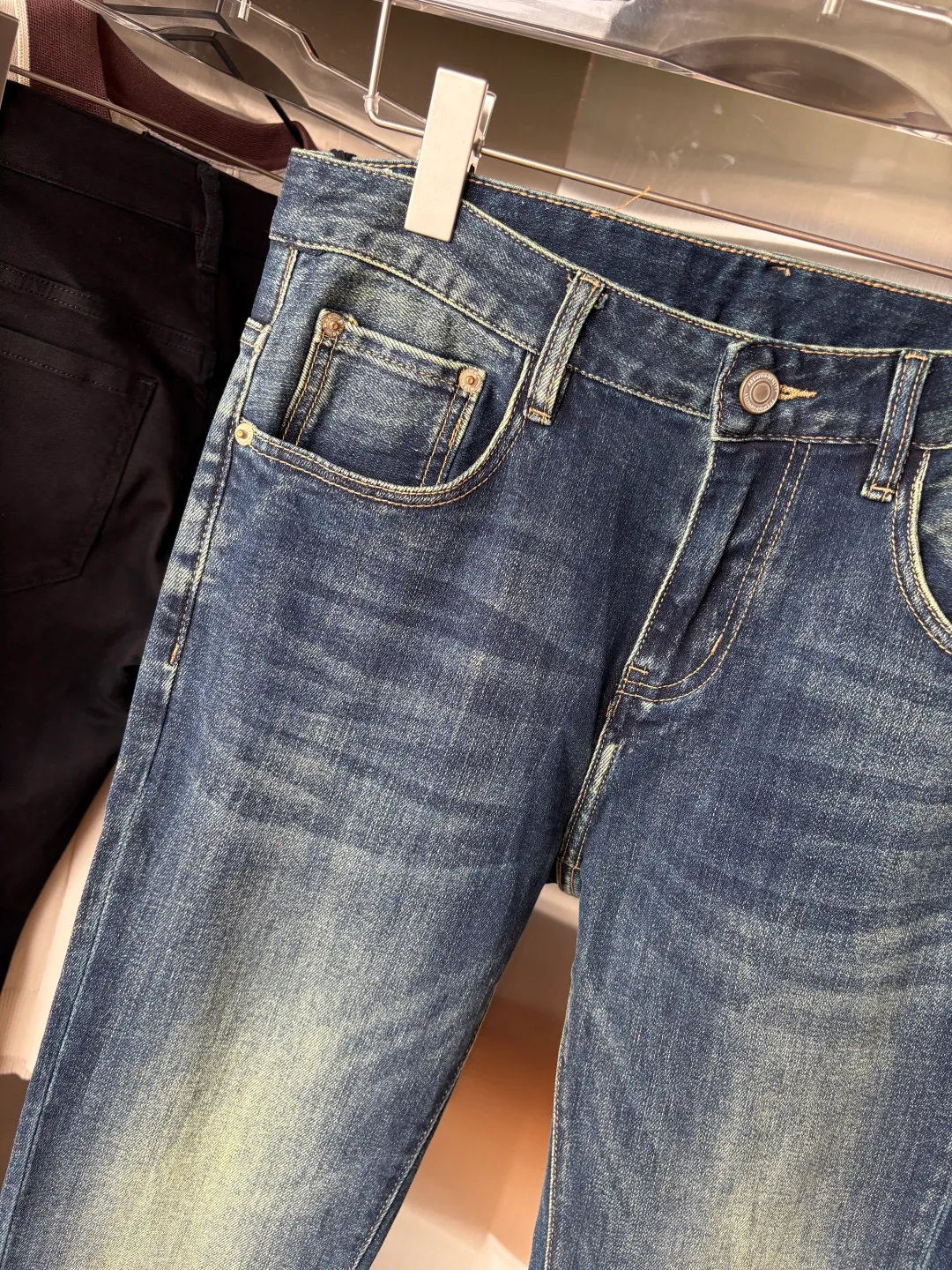 P240 A super stylish pair of jeans, customized original washed denim fabric, unique design, top-notch embroidered letter pattern logo, original hardware accessories decoration, an extremely outstanding pair of jeans, the materials and craftsmanship are extremely luxurious and exquisite, extremely high-grade, handsome and stylish upper body, recommended 👍, 005 code number: 29-38 but not 35; 37